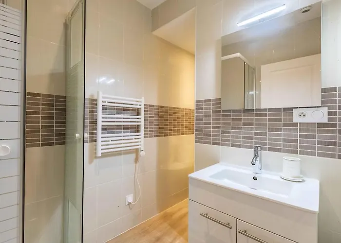 Jean Jaures - 2 Pieces Au Pied Du Metro